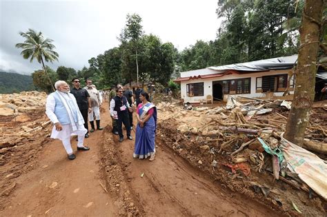 वायनाड लैंडस्लाइड: PM मोदी ने किया तबाह इलाकों का दौरा, पीड़ितों से ...
