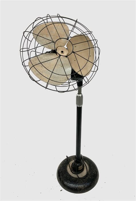 Lot 291 - A vintage floor standing electric fan, with