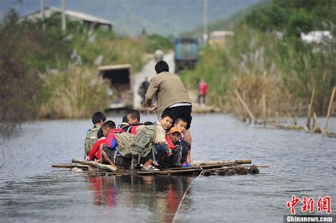 台风过后公路被淹 海南百余学生乘竹筏上学_海口网