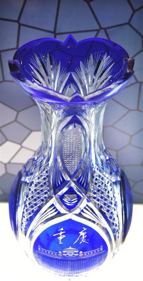 重庆特产传说（443） | 北碚玻璃器皿成型刻花工艺，让玻璃美得不要不要的！_套色
