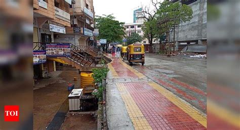 Lack of railings: Pedestrians could fall from footpath to basement ...