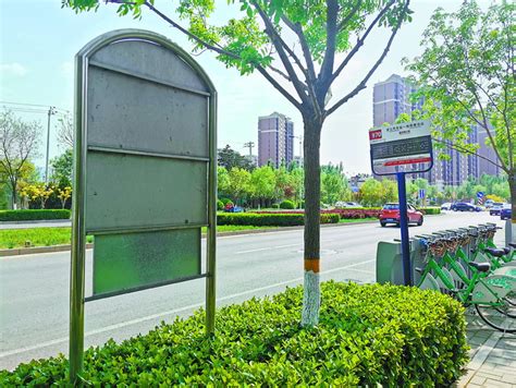 有的“面壁”有的背对乘客，公交站牌请别“藏着掖着”_京报网