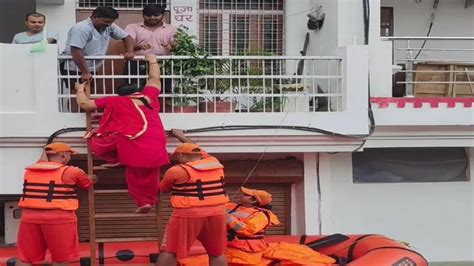 Prayagraj Flood News : बाढ़ में फंसे 3 हजार लोगों को सुरक्षित स्थानों ...