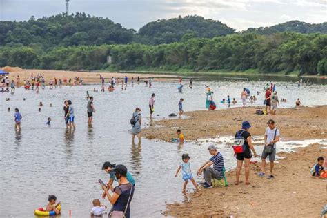 广州夏日亲子玩水好去处，河边抓虾，摸鱼、踩水，太好玩了_帐篷_河滩_花布
