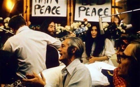 John Lennon graba el tema "Give peace a chance" - ROCK RADIO AND MORE