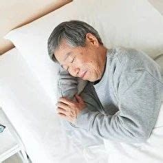 老年生活白天老人床上睡觉摄影图配图高清摄影大图-千库网