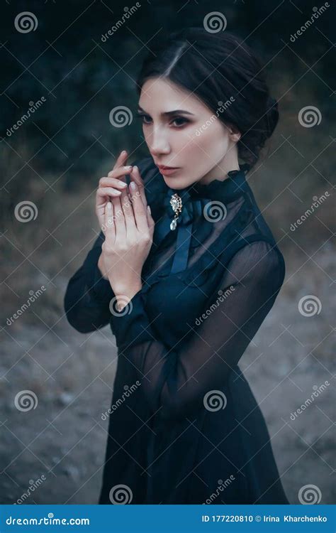 Gothlady Da Un Vecchio Film Horror Fantasy. Splendido Cacciatore Di ...