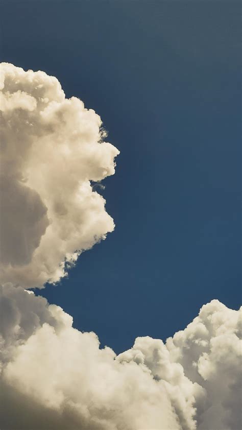 蓝天上翻涌的云朵,图片 - IOS桌面