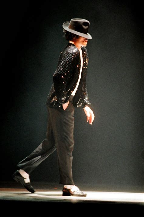 Moonwalk Like The King Of Pop – Michael Jackson World Network
