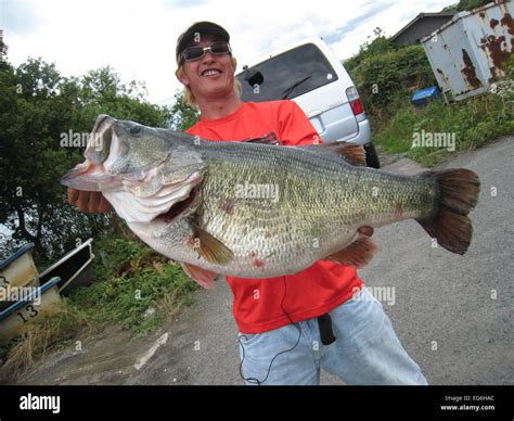 Manabu Kurita shows off the 22.5-pound (10.12-kilo) Largemouth Bass he ...