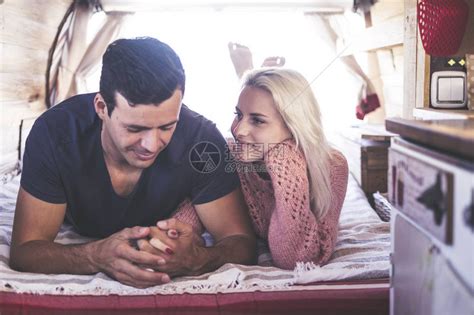 高加索夫妇在一辆旧的老式露营车里恋爱和浪漫的场景高清图片下载-正版图片503594333-摄图网