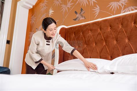 酒店管理保洁员擦窗户高清图片下载-正版图片501420370-摄图网