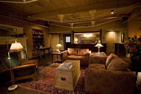 THE COMMON MAN INN (Claremont) - Inn Reviews, Photos, Rate Comparison ...