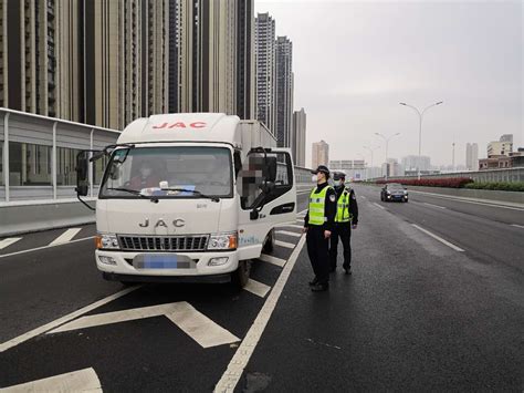 武汉交警提示：电动车、大客、货车严禁通行城市快速路及桥隧