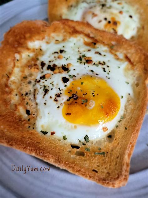 https://dailyyum.com/wp-content/uploads/2023/02/simple-air-fryer-egg-toast.jpg?utm_source=chatgpt.com
