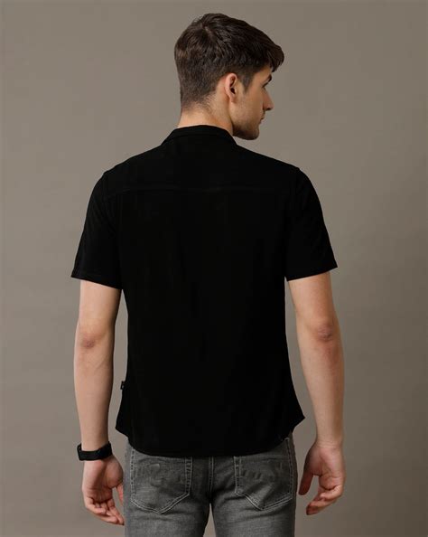 IDENTITI Men Slim Fit Regular Collar Solid Shirt In Black.