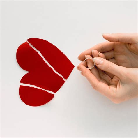 Broken heart manos Images - Free Download on Freepik