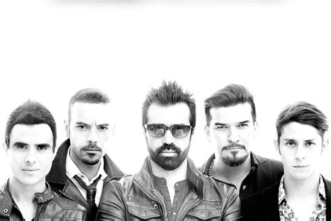 UN ETERNO LOOP SIN FIN (Lyrics in English) - The Mills