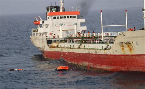 अरब सागर में भारतीय नौसेना ने 14 लोगों की बचाई जान, जोखिम भरे ऑपरेशन को ...