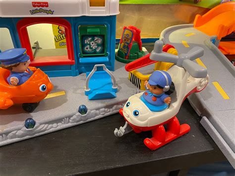Fisher Price Little People Discovery Airport Lights and Sounds Complete ...