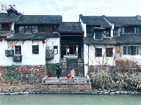 People Walking Up Stairs 的图像结果