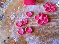 come fare i fiori con la pasta di zucchero facili idee tutorial fiori 5 petali con pasta di come fare i fiori con la pasta di zucchero facili idee tutorial fiori 5 petali con pasta di