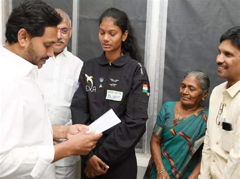 Ys Jagan Mohan Reddy,సీఎం జగన్‌ను కలిసిన జాహ్నవి దంగేటి - pilot ...