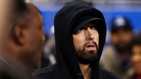 Eminem middle finger: Photo shows rapper flipping off 49ers fans at ...