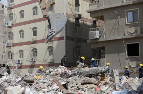 埃及首都居民楼倒塌16人死亡 十层建筑转眼成废墟-手机大河网