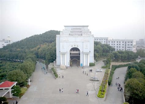 武昌理工学院北门，位于梅南西路，一进门是图书馆。校门对面就是美丽的汤逊湖_腾讯视频