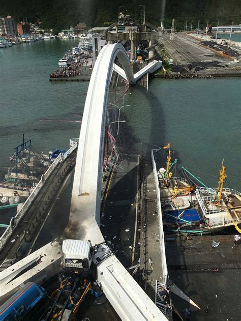 台湾宜兰南方澳跨海大桥坍塌 12人受伤5人失踪