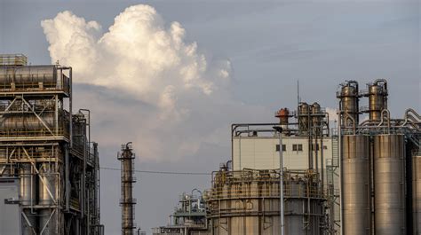 Hazards and Potential Injuries of Oil Refinery Flaring Operations