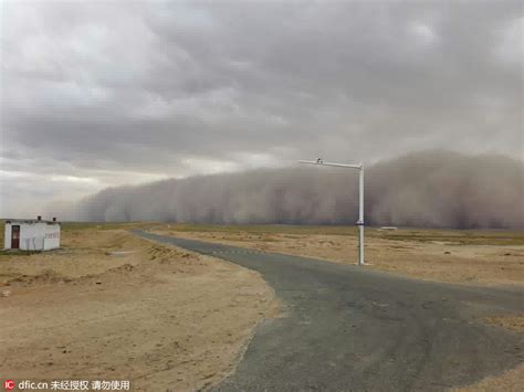 内蒙古乌兰察布市突发沙尘暴 百米“沙墙”遮天蔽日--图片频道--人民网