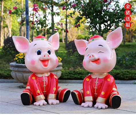 祝福小猪组合玻璃钢雕塑-上海灵闪美陈工厂