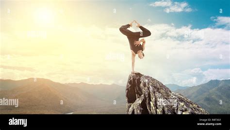 Extreme Yoga Outside 的图像结果