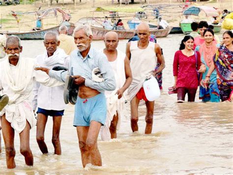Heavy monsoon rains bring flood in Allahabad - Hindu priests pull a ...