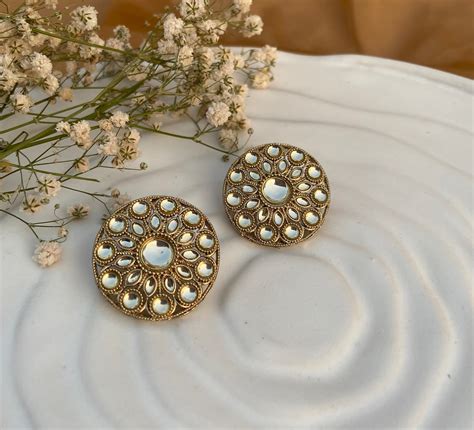 Gold-Toned Kundan Stud Earring- Khanak – ILLUNIQ