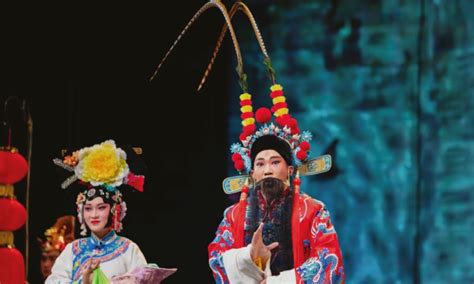 形体及面具戏《水生》在桂林漓江象山边上演 奇山秀水为经典傩戏表演加分
