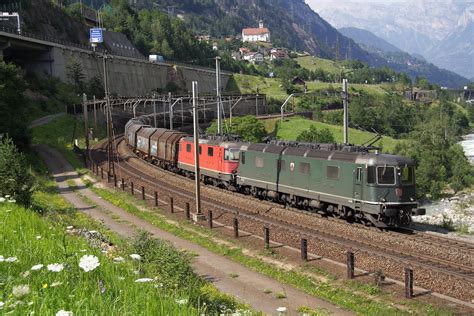 SBB: "DIE LETZTE GRUENE" Re 6/6 11646 "BUSSIGNY" mit einem Güterzug bei ...