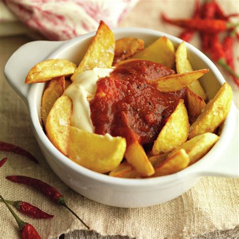 Patatas bravas con mayonesa de ajo