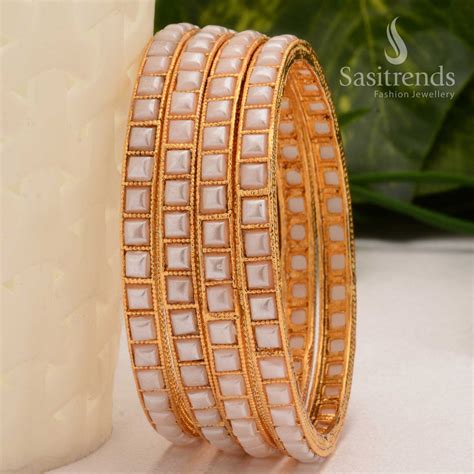 Traditional Antique Gold Plated Kemp Stone Festive Bangles- Sasitrends