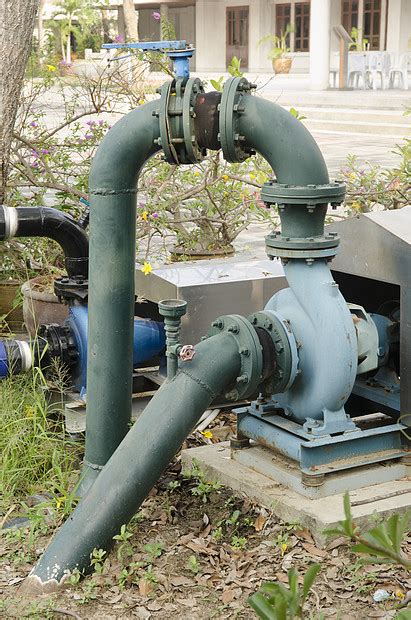 地上的抽水泵高清图片下载-正版图片300873973-摄图网