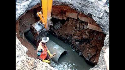 BBMP: Traders furious as Cottonpet road caves in, slam BBMP ...