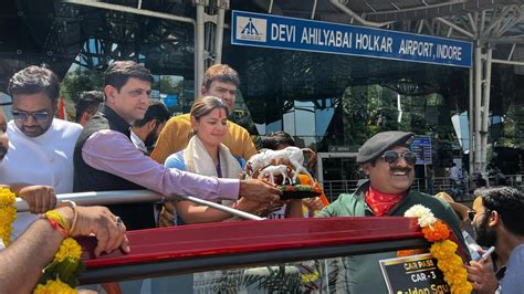 Indore: Mayor Pushyamitra Bhargav Welcomes Equestrian Gold-Medalist ...