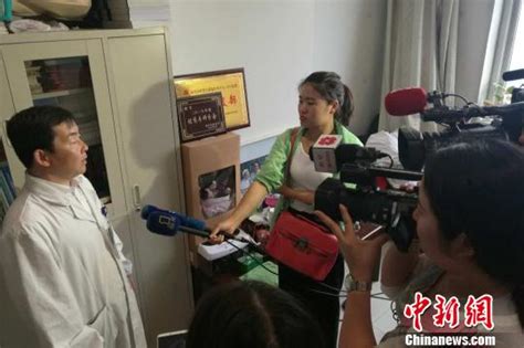 中美两国医生飞机上联手救治晕厥女乘客_新闻中心_中国网