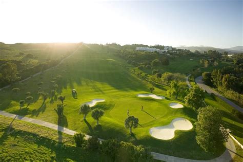 https://lecoingolf.fr/wp-content/uploads/2020/10/Estepona-Golf-Vue-aerienne-.jpg