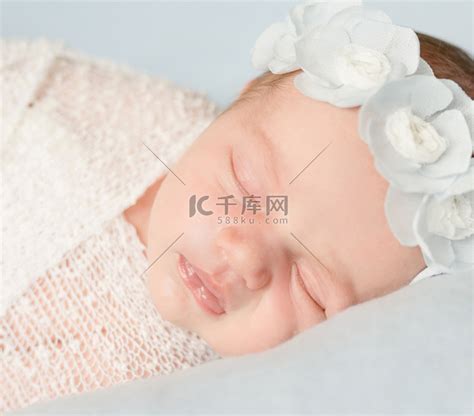 可爱的睡眠新生儿女孩高清摄影大图-千库网
