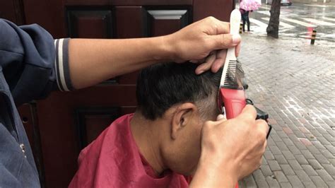 郑州一理发匠免费帮人理发：30多年的手艺不用就荒废了 -大河新闻
