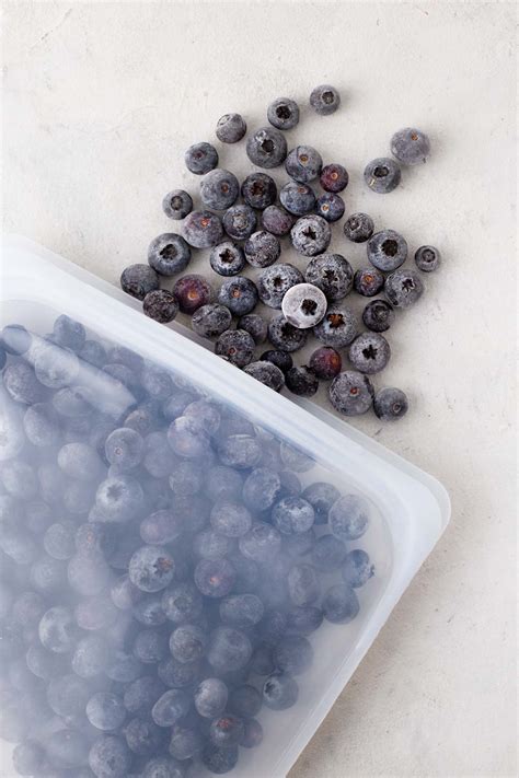 How to Freeze Blueberries Properly - Smoothies and Shakes