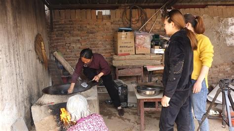 农村小院地锅做凉粉，传统做法村里年轻人没见过，围着锅台看仔细 - YouTube